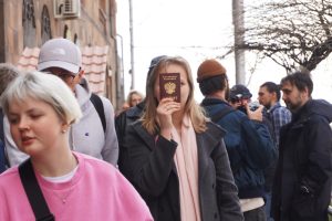 Россияне в очереди в Посольство в Ереване 17 марта 2024