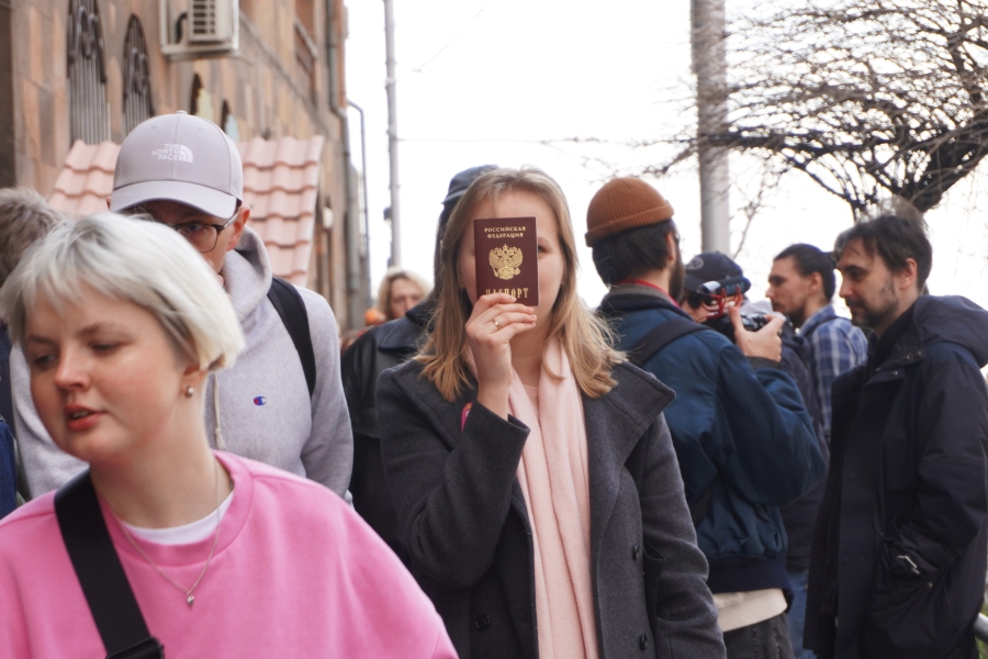 Россияне в очереди в Посольство в Ереване 17 марта 2024